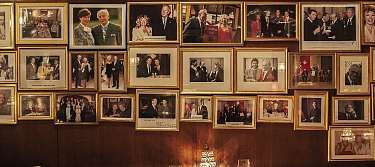 Wall of Fame in der prominenten Hummerbar im St. Gotthard Zürich