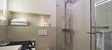 Doppelzimmer Komfort Badezimmer mit Dusche oder Badewanne